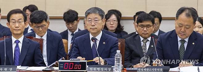 대법관 제청 과정 질의에 답하는 노경필 법원행정처장 (서울=연합뉴스) 황광모 기자 = 노경필 법원행정처장이 19일 국회에서 열린 법제사법위원회 전체 회의에 출석해 조희대 대법원장의 대법관 제청 과정과 관련한 의원들의 질의에 답하고 있다. 2026.8.19 hkmpooh@yna.co.kr