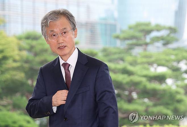 출근하는 조희대 대법원장 (서울=연합뉴스) 서명곤 기자 = 조희대 대법원장이 20일 서울 서초구 대법원으로 출근하고 있다.
국회 법제사법위원회는 지난 19일 전체회의에서 조희대 대법원장 출석 요구 안건을 더불어민주당 주도로 의결했다. 2026.8.20 seephoto@yna.co.kr
