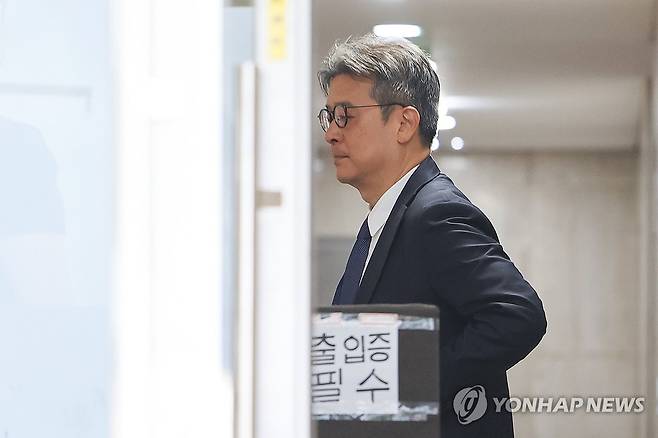 이창수 전 중앙지검장, 종합특검 출석 (과천=연합뉴스) 서대연 기자 = 이창수 전 서울중앙지검장이 15일 도이치모터스 주가조작 수사무마 의혹 관련 허위공문서작성 등 피의자 조사를 위해 경기도 과천 2차종합특검에 출석하고 있다. 2026.6.15 dwise@yna.co.kr