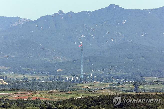 펄럭이는 인공기 (파주=연합뉴스) 임병식 기자 = 북한이 한미연합훈련 '을지 자유의 방패'(UFS)를 앞두고 탄도미사일을 발사한 12일 경기도 파주시 오두산 통일전망대에서 바라본 비무장지대(DMZ) 북측 기정동 마을에서 인공기가 펄럭이고 있다. 2026.8.12 andphotodo@yna.co.kr