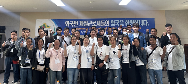 ▲ 하반기 의성군에 입국한 외국인 계절근로자들이 입국 환영 행사에서 기념촬영을 하고 있다. 의성군 제공