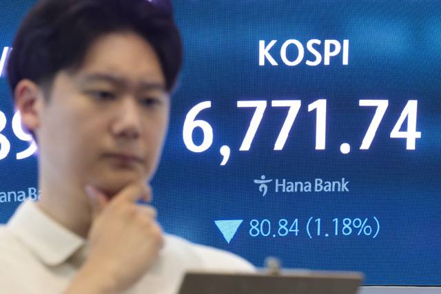 21일 서울 중구 하나은행 본점 딜링룸 현황판에 코스피가 표시돼 있다. /연합뉴스