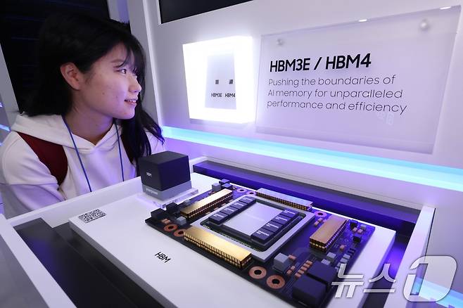 서울 강남구 코엑스에서 열린 제27회 반도체 대전(SEDEX 2025)을 찾은 관람객이 삼성전자 부스에서 HBM4를 둘러보고 있다.2025.10.22 ⓒ 뉴스1 박지혜 기자