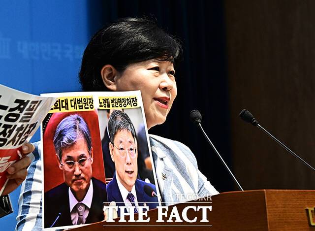 더불어민주당과 조국혁신당, 진보당 소속 국회 법제사법위원회 위원들은 21일 조희대 대법원장의 관례를 깬 '대법관 후보 서면 제청' 논란과 관련해 "청와대는 제청을 반려하라"고 촉구했다. 사진은 민주당 소속 서영교 국회 법제사법위원회 위원장이 지난 20일 오전 서울 여의도 국회 소통관에서 조 대법원장과 노경필 법원행정처장 사퇴 촉구 기자회견을 하고 있는 모습. /배정한 기자