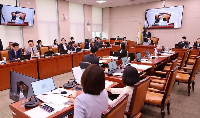 21일 여의도 국회 법제사법위원 전체회의에서 퇴장한 국민의힘 의원들의 자리(오른쪽)가 보이고 있다. 2026.08.21. 서울=뉴시스