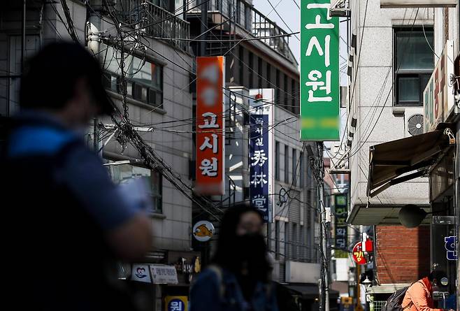 전월세가 오르면서 고시원비 인상 조짐이 보이고 있는 25일 오전 서울시내 고시원 앞을 시민들이 지나고 있다. 2022.05.25.서울=뉴시스