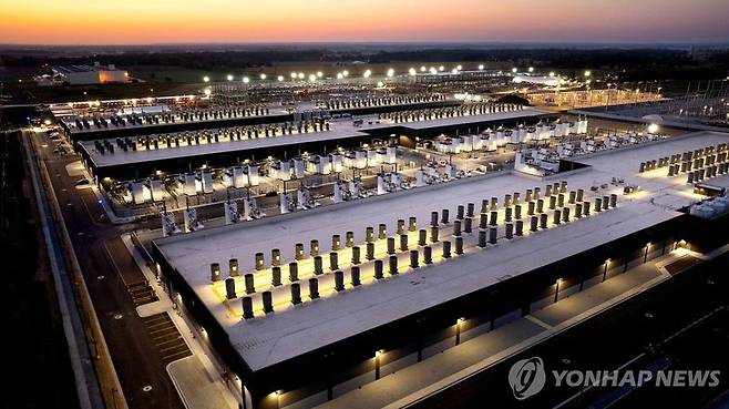 미국에서 인공지능 데이터센터(AIDC) 건설에 대한 주민들의 반발이 확산, 오는 11월 중간선거의 쟁점으로 부상하고 있다는 분석이 나왔다.그동안 미국 행정부와 정치권이 일자리와 투자, 국가 안보를 이유로 확장해 온 AIDC 건설이 전력요금과 물 사용, 소음 등에 대한 주민반발에 부딪히며 선거 쟁점이 되고 있다는 것이다.(출처=연합뉴스)