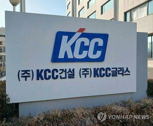 KCC가 삼성물산 등 보유 투자자산의 매각 가능성을 처음으로 명문화하고, 매각 전에도 삼성물산에서 받는 특별배당금의 절반 이상을 주주에게 다시 배당하기로 하는 등 한층 적극적인 주주환원 계획을 내놨다. /사진=연합뉴스