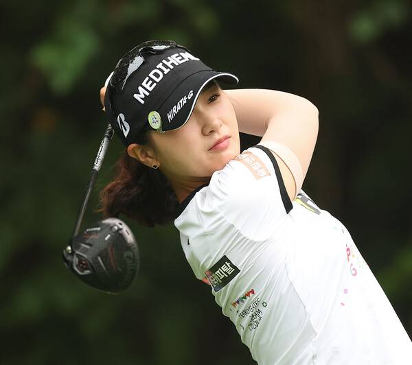 2026년 한국여자프로골프(KLPGA) 투어 메이저 대회인 BC카드·한경 제48회 KLPGA 챔피언십에 출전한 박현경 프로가 2라운드에서 경기하는 모습이다. 사진제공=KLPGA (사진을 무단으로 사용하지 마십시오.)