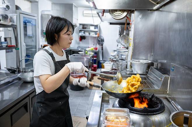 부산 진구 부전동에 위치한 식당 라라관을 운영하는 김윤혜 셰프가 주방에서 요리를 하고 있다. 장준우 제공