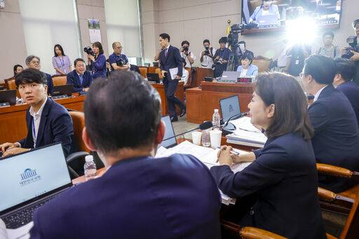 김태규 국민의힘 법제사법위원을 비롯한 소속 의원들이 19일 서울 여의도 국회에서 열린 법제사법위원회 전체회의에서 서영교 국회 법제사법위원장의 회의 진행방식에 대해 항의하고 있다. 뉴시스