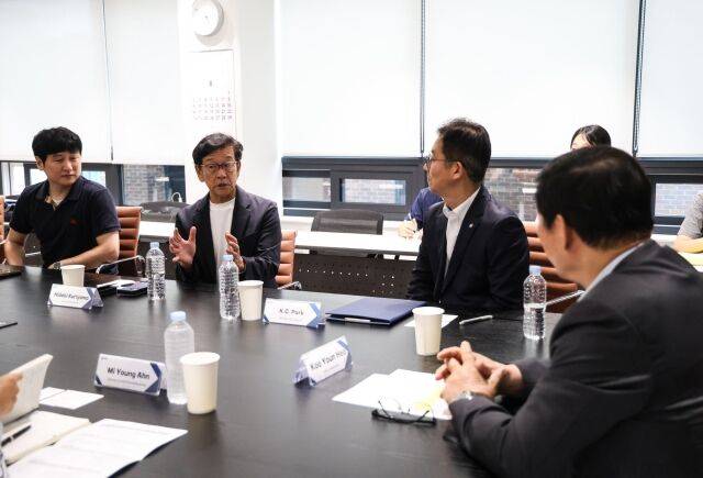 일본프로야구 닛폰햄 구단 관계자와 퍼시픽리그 마케팅 총괄회사 관계자들이 지난 20일 KBO를 방문해 박근찬 KBO 사무총장을 비롯한 KBO 괸계자들과 논의하고 있다./한국야구위원회(KBO) 제공