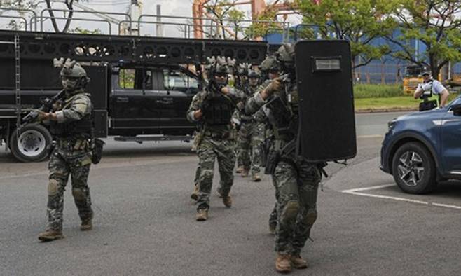 UFS 연습의 일환으로 실시된 대테러훈련에서 장병들이 거동수상자를 검거하기 위해 건물진입 절차를 숙달하고 있다. 해병대 제공