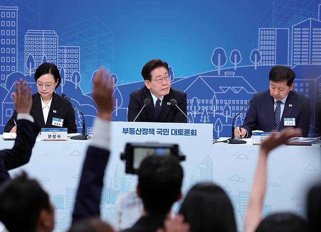 이재명 대통령이 7월23일 서울 여의도 KBS 별관에서 열린 부동산정책 국민 대토론회에서 참석자들의 이야기를 경청하고 있다. ⓒ연합뉴스