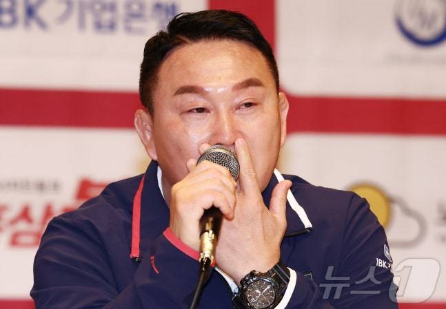 안한봉 레슬링 국가대표 감독이 19일 오후 진천 국가대표선수촌에서 열린 대한민국 레슬링 국가대표 미디어데이 출정식에서 아시안게임에 임하는 각오를 밝히던 도중 눈물을 흘리고 있다. /사진=뉴스1