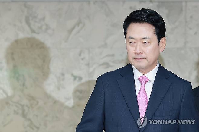 이재명 정부 2년차 평가 토론회 참석하는 국민의힘 장동혁 대표 (서울=연합뉴스) 신현우 기자 = 국민의힘 장동혁 대표가 전날 국회에서 국민의힘 정책위원회와 여의도연구원이 연 이재명 정부 2년차 평가 토론회 '벼랑 끝 서민·중산층, 흔들리는 대한민국'에 참석하고 있다. 2026.8.20 nowwego@yna.co.kr