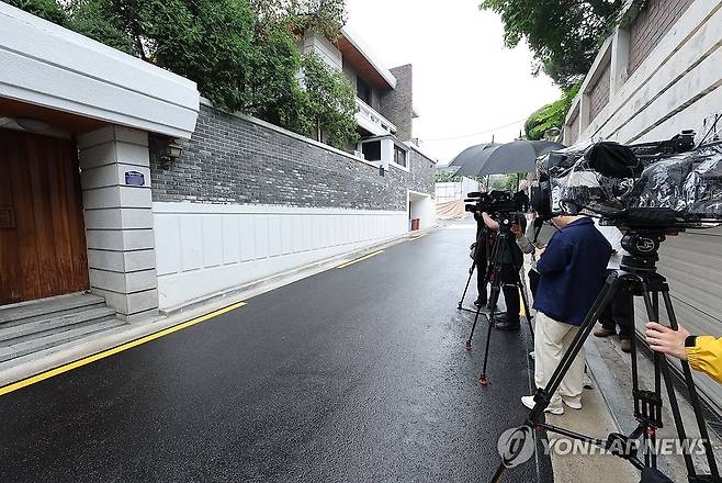검찰, '노태우 비자금 의혹' 김옥숙 연희동 자택 등 압수수색 (서울=연합뉴스) 서명곤 기자 = 노태우 전 대통령 일가의 비자금 은닉 의혹을 수사하는 검찰이 노 전 대통령의 부인 김옥숙 여사의 자택 등에 대한 강제수사에 나섰다.
21일 법조계에 따르면 서울중앙지검 범죄수익환수부(소정수 부장검사)는 이날 노 전 대통령 일가의 범죄수익은닉규제법 위반과 조세포탈 혐의 등과 관련해 김 여사가 머무는 서울 서대문구 연희동 사저 등을 압수수색하고 있다.
사진은 이날 서울 연희동 사저 앞 모습. 2026.8.21 seephoto@yna.co.kr