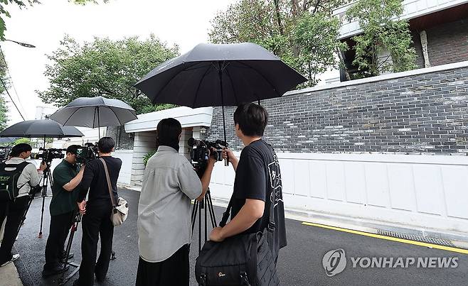 검찰, '노태우 비자금 의혹' 김옥숙 연희동 자택 등 압수수색 (서울=연합뉴스) 서명곤 기자 = 노태우 전 대통령 일가의 비자금 은닉 의혹을 수사하는 검찰이 노 전 대통령의 부인 김옥숙 여사의 자택 등에 대한 강제수사에 나섰다.
21일 법조계에 따르면 서울중앙지검 범죄수익환수부(소정수 부장검사)는 이날 노 전 대통령 일가의 범죄수익은닉규제법 위반과 조세포탈 혐의 등과 관련해 김 여사가 머무는 서울 서대문구 연희동 사저 등을 압수수색하고 있다.
사진은 이날 서울 연희동 사저 앞 모습. 2026.8.21 seephoto@yna.co.kr