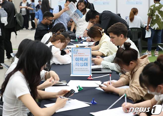 취업 이력서를 작성하는 외국인들. (사진은 기사 내용과 무관함) / 뉴스1 ⓒ News1