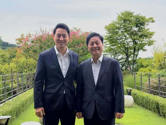 더불어민주당 서울시당위원장인 김영배 의원과 오세훈 서울시장이 22일 서울 용산구 소재 서울시장 공관에서 약 90분간 오찬을 함께 하며 부동산 문제에 관한 의견을 나눴다. (김영배 의원 페이스북 갈무리) 2026.8.22