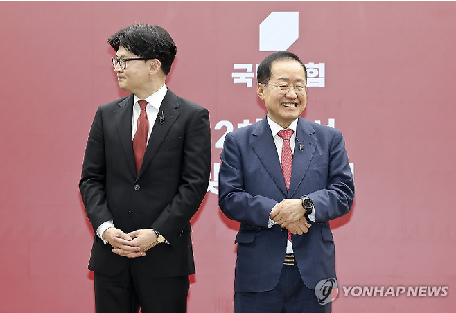 서울 여의도 국민의힘 중앙당사에서 열린 2차 경선 토론회 미디어데이에서 국민의힘 한동훈, 홍준표 대선 경선 후보가 맞수 토론 대상으로 지명을 한 후 포옹하고 있다. 2025.4.23 . 연합뉴스