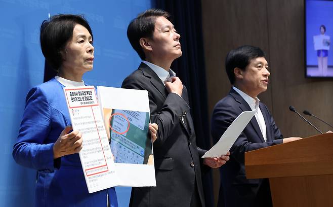 지난 13일 당시 민주당 최민희·한민수·이성윤 최고위원 후보가 국회 소통관에서 기자회견을 열고 김민석 당 대표 후보를 둘러싼 의혹에 대한 해명을 촉구하고 있다. 연합뉴스