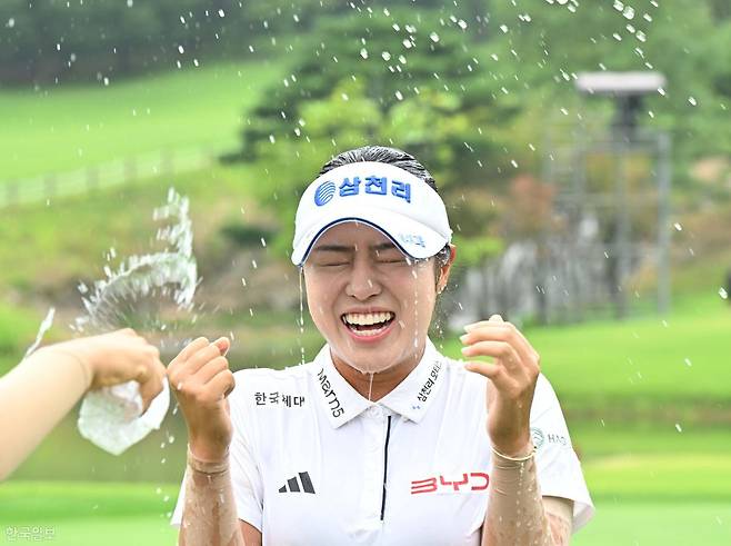 서교림이 16일 경기 포천시 몽베르CC에서 열린 KLPGA 투어 메디힐·한국일보 챔피언십 최종 라운드에서 우승을 확정한 뒤 동료들의 물세례를 받고 있다. 포천=왕태석 선임기자
