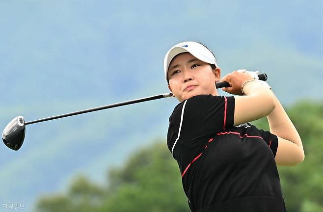 김민솔이 14일 경기 포천시 몽베르CC에서 열린 한국여자프로골프(KLPGA) 투어 메디힐·한국일보 챔피언십 2라운드에서 14번 홀 티샷을 치고 있다. 포천=왕태석 선임기자
