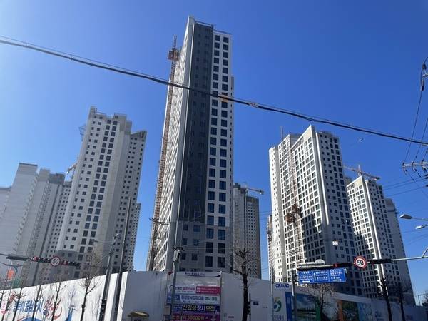 창원시 성산구 신월2구역에 짓고 있는 신축 아파트 공사 현장. /경남도민일보 DB
