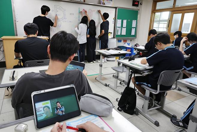 ▲ 2027학년도 대학수학능력시험을 100일 앞둔 지난 11일 부산 해운대구 양운고등학교 3학년 교실에서 수험생들이 칠판에 응원 문구를 적고 있다.연합