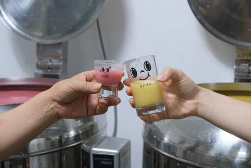 양조를 마치고 잔에 옮긴 과일 막걸리의 모습. 왼쪽은 블러드오렌지, 오른쪽은 망고가 들어갔다./안승진