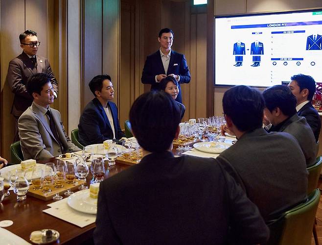 지난 20일 서울 중구 신라호텔 '더 디스틸러스 라이브러리'에서 열린 닥스 남성 브리티시 수트 라이프스타일 클래스에서 참석자들이 배대원 글렌피딕 앰버서더의 설명을 듣고 있다. (사진=LF)