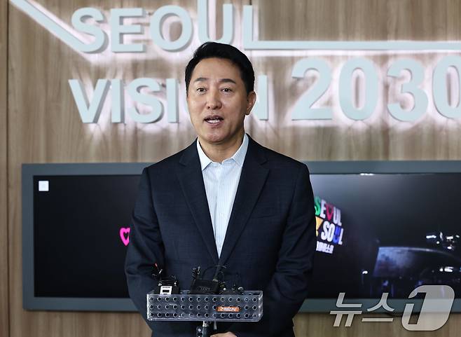 오세훈 서울시장이 18일 오후 서울시청에서 용산을 지역구로 둔 권영세 의원과 용산공원 및 용산국제업무지구 주택공급 관련 면담을 마친 후 백브리핑을 하고 있다. (공동취재) 2026.8.18 ⓒ 뉴스1 오대일 기자