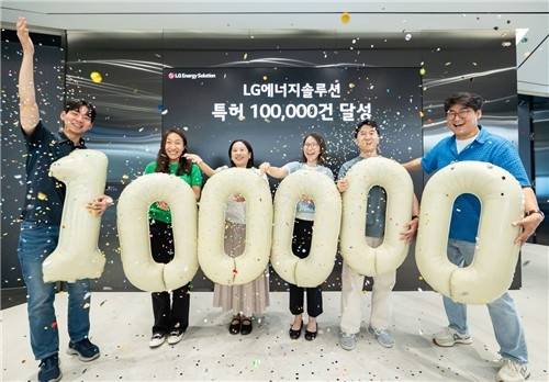 LG에너지솔루션 직원들이 서울 여의도 본사에서 특허 10만건 돌파 기념촬영을 하고 있다. LG에너지솔루션 제공