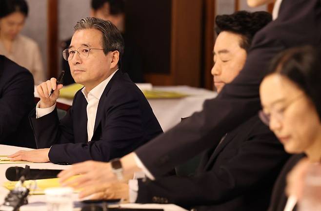 김용범 청와대 정책실장(왼쪽)이 23일 서울 종로구 삼청동 총리공관에서 열린 고위당정협의회에 참석해 자리하고 있다. 연합뉴