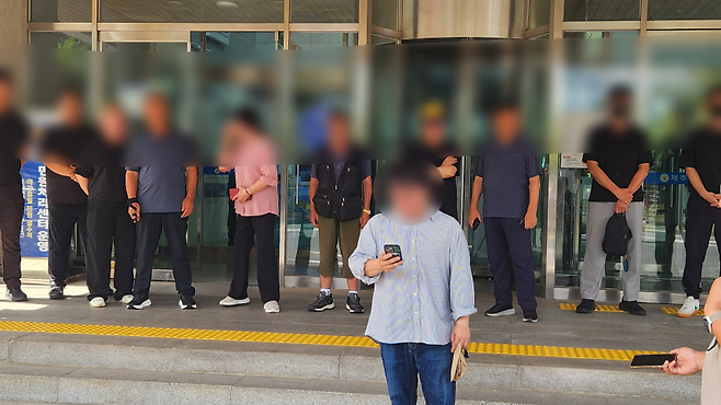 오늘(23일) 오후 제주서부경찰서를 방문한 60대 실종자 유족들 (사진, 정용기 기자)