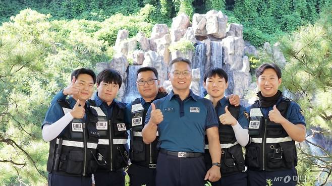 경기북부경찰청 범죄예방대응과 광역예방순찰1대 드론팀이 팀훈련 후 드론으로 직접 촬영한 단체 사진. 왼쪽부터 강병훈 경장, 나유일 경위, 이경원 경위, 양동신 드론팀장(경감), 윤형노 경사, 이훈희 경장./사진제공=경기북부경찰청.