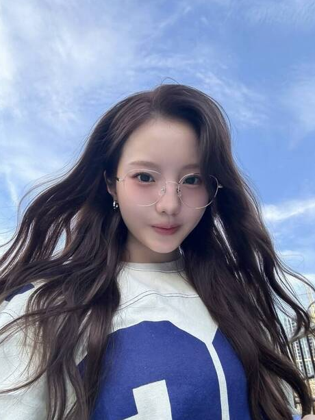 ▲ 생일날까지 훈련장을 찾은 혼다의 모습은 일본 팬들에게 더욱 특별하게 다가왔다. 축하 꽃다발을 들고 웃는 모습과 거친 숨을 몰아쉬며 언덕을 오르는 모습에 일본은 박수를 보내기 바쁘다. ⓒ 혼다 마린 SNS