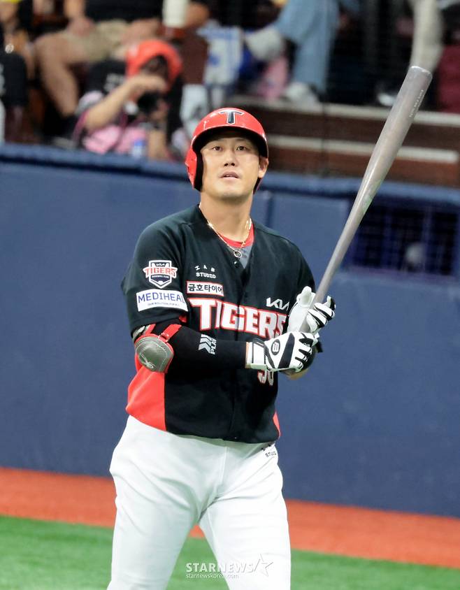 기아 2번타자 하주석이 21일 고척스카이돔에서 열린 2026KBO리그 키움히어로즈와 KIA타이거즈 경기 1회초에 이어 2회에도 삼진으로 물러나고 있다. 2026.08.21. 기아 2번타자 하주석이 21일 고척스카이돔에서 열린 2026KBO리그 키움히어로즈와 KIA타이거즈 경기 1회초에 이어 2회에도 삼진으로 물러나고 있다. 2026.08.21. /사진=강영조 cameratalks@