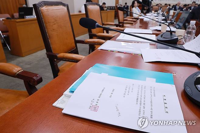 법사위, 여권 주도로 조희대 대법원장 증인 출석 요구의 건 처리 (서울=연합뉴스) 신현우 기자 = 21일 국회 법제사법위원회 전체회의에서 국민의힘 법사위원들이 조희대 대법원장과 노경필 법원행정처장에 대한 증인 출석 요구의 건 처리에 반대하며 퇴장해 자리가 비어 있다. 국민의힘 법사위원 자리에 증인 출석 요구의 건 의사일정 추가 서면 동의(動議)서가 놓여 있다. 2026.8.21 nowwego@yna.co.kr