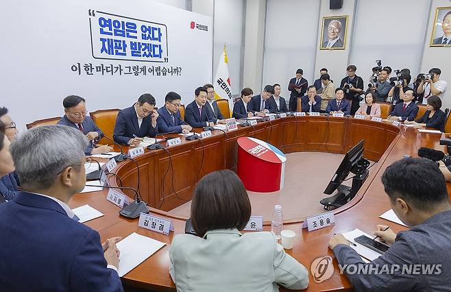 조희대 대법원장 대법관 제청 관련 발언하는 장동혁 대표 (서울=연합뉴스) 황광모 기자 = 국민의힘 장동혁 대표가 20일 국회에서 열린 최고위원회의에서 조희대 대법원장의 대법관 제청 과정과 관련한 발언을 하고 있다. 2026.8.20 hkmpooh@yna.co.kr
