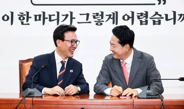 더불어민주당 김민석 대표(왼쪽)와 국민의힘 장동혁 대표가 24일 국회에서 만나 얘기를 나누며 밝게 웃고 있다. 이날 만남은 김민석 대표가 취임 인사차 방문해 성사됐다. 2026.8.24 연합뉴스