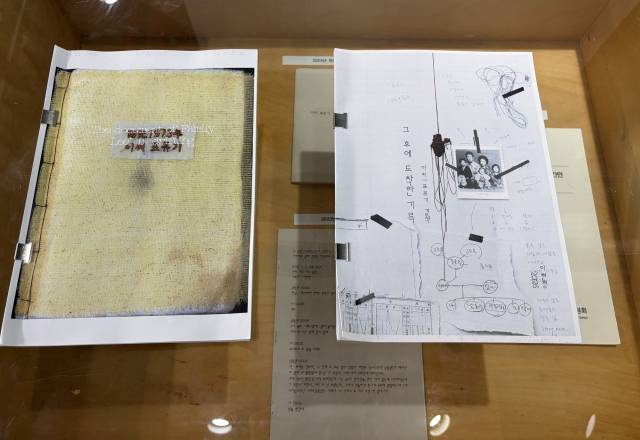 홍티아트센터 전시장 입구 통로에 마련된 이현정 작가의 작업 과정이 담긴 아카이브 테이블. '이씨! 표류기' 곁책 <그 후에 도착한 기록>에는 2023년 이후 알게 된 것과 가족의 목소리 전사문, 녹음되지 않은 후속 기록 등이 담겨 있다. 김은영 기자 key66@