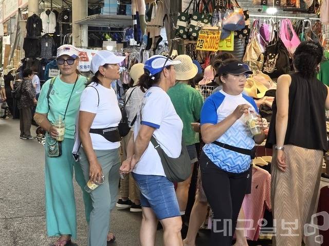 2026 대구세계마스터즈육상경기대회에 참가한 몽골 선수단 가족들이 24일 오후 대구 서문시장 의류·잡화 골목을 거닐며 쇼핑과 관광을 즐기고 있다. 김용국기자