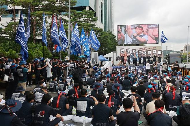 ▲현대자동차 노동조합(금속노조 현대차지부)이 임금협상 난항으로 지난 21일 서울 서초구 현대자동차 본사 앞에서 파업대회를 열고 있다. 사진=연합