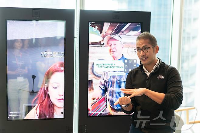 11일 싱가포르 틱톡 본사에 있는 '투명성 및 책임 센터'(TAC·Transparency and Accountability Center)에서 관계자가 설명을 하고 있다. ⓒ 뉴스1 이기범 기자