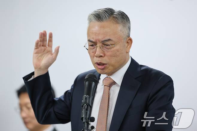 윤석열·김건희에 의한 내란·외환 및 국정농단 행위의 진상규명을 위한 권창영 특별검사가 24일 경기 과천시 특검사무실에서 2차 종합특검 180일간의 수사 결과에 대해 브리핑을 하고 있다. 2차 종합특검은 수사 기간 180일 동안 총 58명을 재판에 넘기고 46건을 경찰청 국가수사본부에 이첩했다. ⓒ 뉴스1 안은나 기자