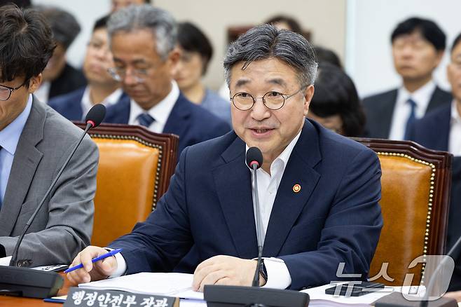 윤호중 행정안전부 장관이 24일 서울 여의도 국회에서 열린 제438회 국회(임시회) 행정안전위원회 제1차 전체회의에 출석해 의원 질의에 답하고 있다. 2026.8.24 ⓒ 뉴스1 유승관 기자