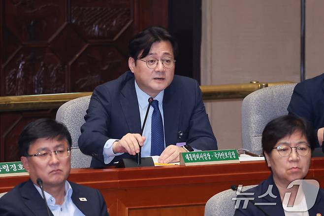 홍익표 청와대 정무수석이 24일 서울 여의도 국회에서 열린 예산결산특별위원회 전체회의에서 의원 질의에 답변하고 있다. 2026.8.24 ⓒ 뉴스1 신웅수 기자