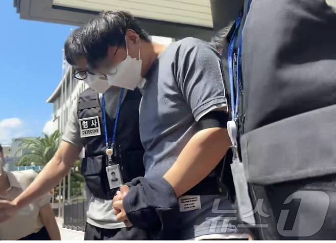 지난 5월 실종된 장미란 씨(37)의 사건을 허위 종결한 혐의로 긴급체포된 부 경장이 24일 제주지방법원에서 체포적부심 심사를 받고 나오고 있다.2026.8.24 ⓒ 뉴스1 홍수영 기자